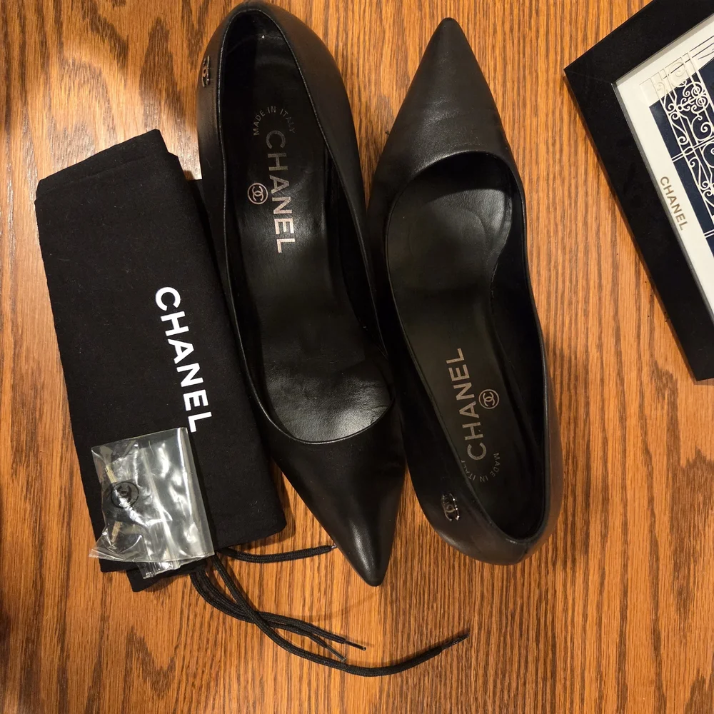 CHANEL Elegant Black Heels - Picture 10 of 10
